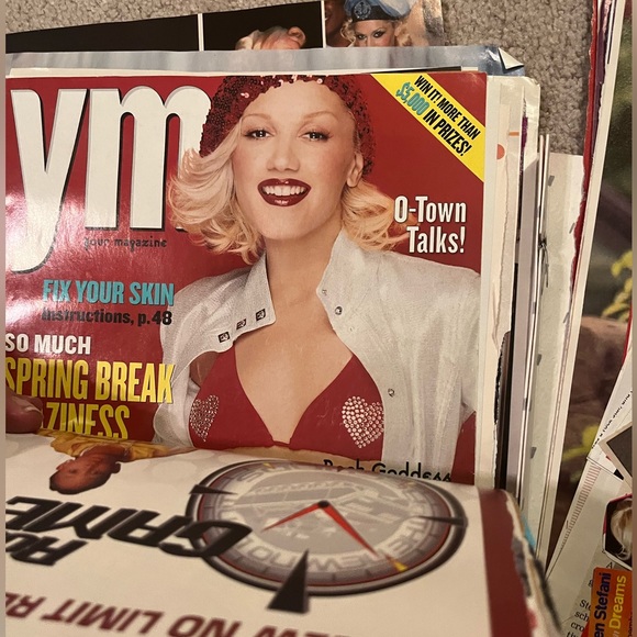 Hundreds of Gwen Stefani clippings - Picture 4 of 4